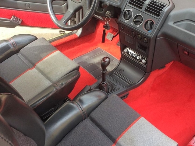 Peugeot 205 GTI 1.9 intérieur habitacle