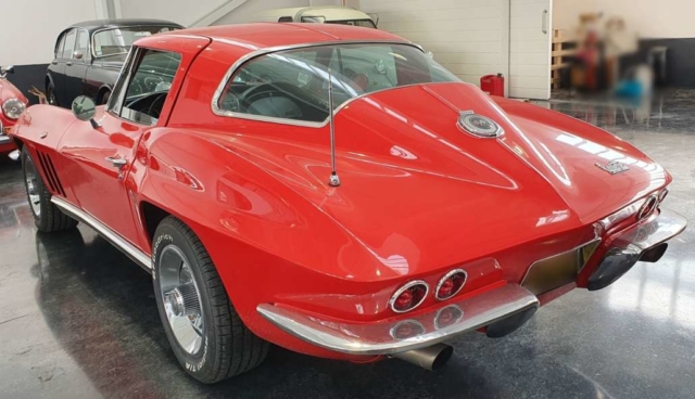 Chevrolet Corvette C2 Sting Ray 3/4 arrière gauche